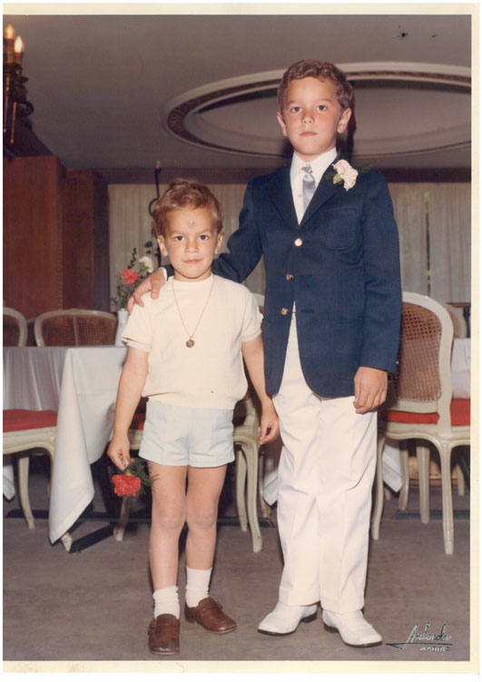Mi hermano y yo el día de mi primera comunión